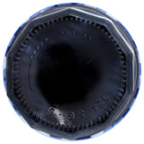 Dessert ou pâtisserie décoré avec gelée cassis noir, ambiance conviviale.