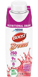 Verre avec BOOST Breeze Wildberry prêt à déguster, aspect clair et fruité