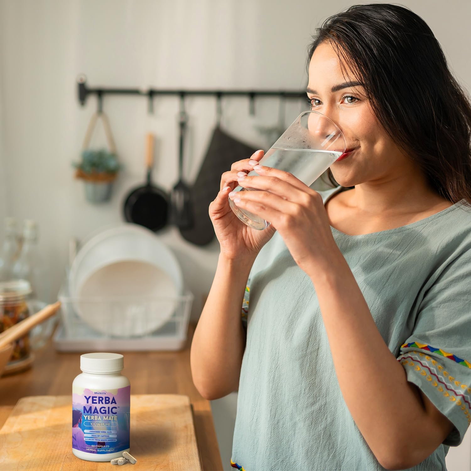 Capsules Brainista Yerba Magic près d'une tasse, alternative naturelle au café.