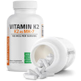 Capsules Bronson K2 MK-7 prêtes à être consommées dans une routine quotidienne.