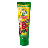 Enfant se brossant les dents avec Brush Buddies Crayola Silly Scents.
