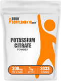 BulkSupplements Citrate de potassium - versement de poudre facilitant l'ajout dans une boisson.