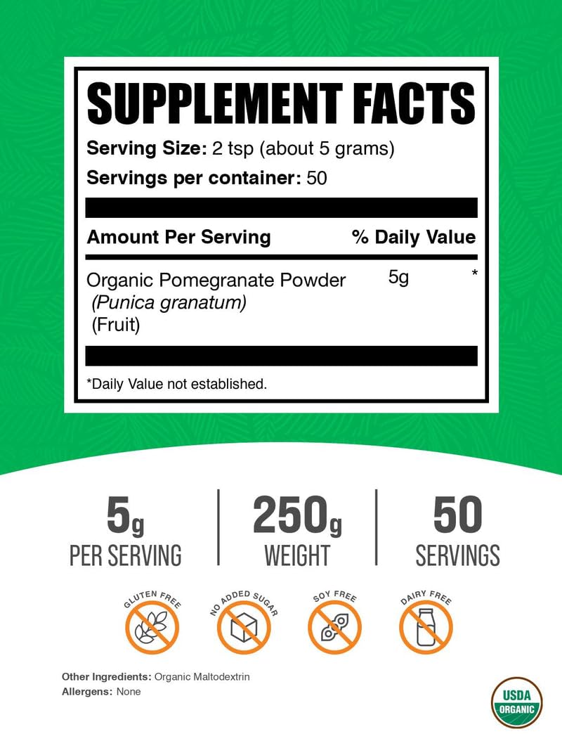 BulkSupplements Poudre de grenade biologique près d’un blender, idéale pour des smoothies nutritifs.