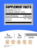 Poudre fine de Biotine BulkSupplements prête à être ajoutée dans une boisson.