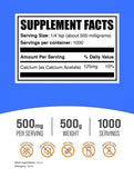 Doseuse BulkSupplements Calcium Acetate poudre pour dosage précis dans une boisson.