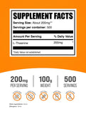 Bulksupplements L-Theanine poudre dose 200 mg prête à être mesurée.