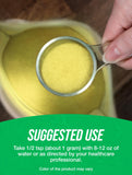 Versement de Quercétine Dihydrate BulkSupplements dans un smoothie matinal