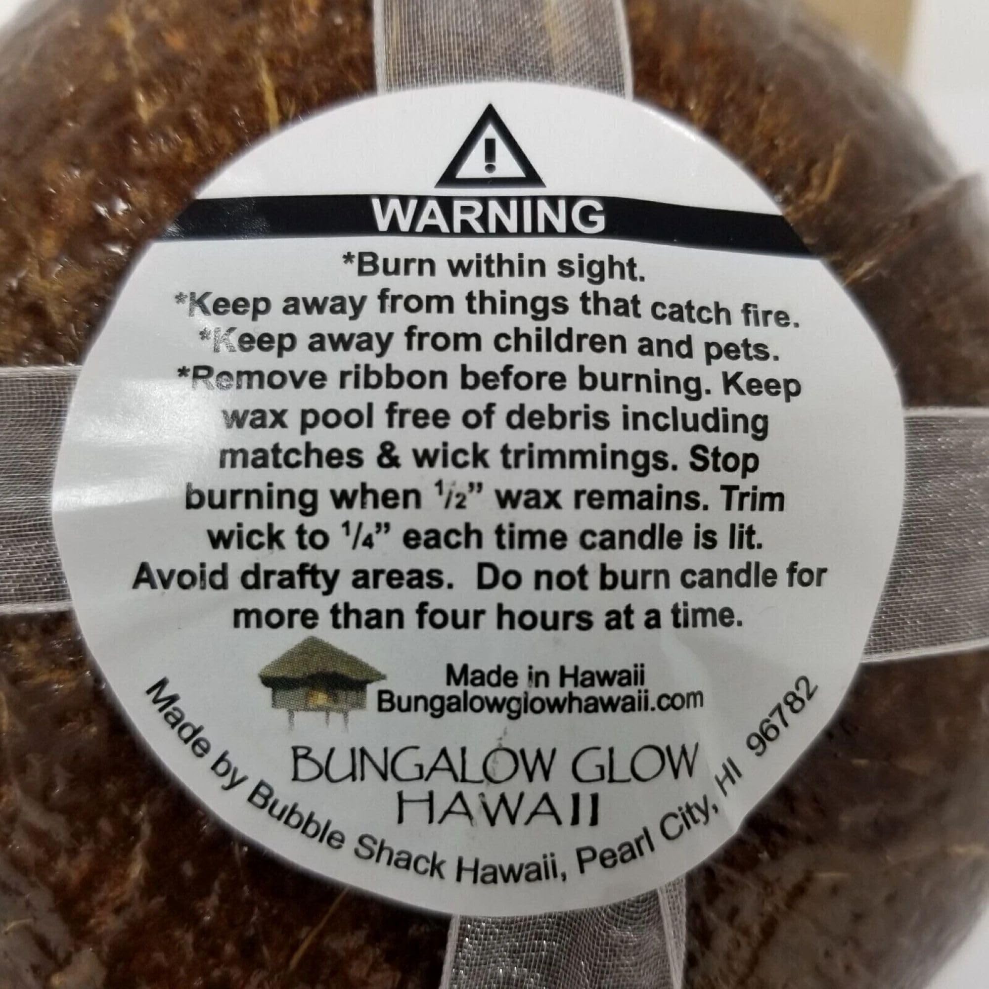 Bougie Bungalow Glow Pikake Lei Coco, cire végétale naturelle pour ambiance chaleureuse.