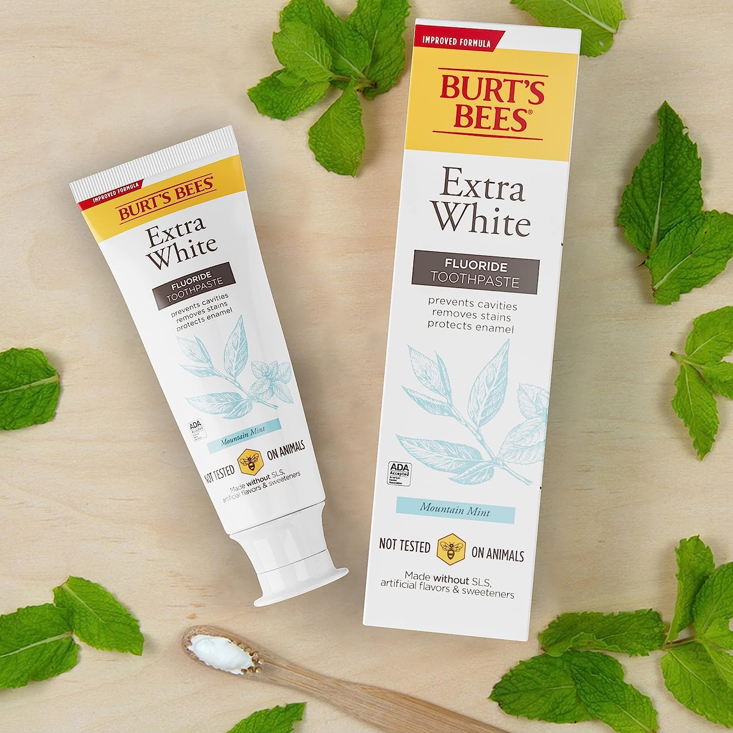 Feuilles et menthe évoquant la fraîcheur naturelle de Burt's Bees Extra White.