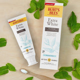 Feuilles et menthe évoquant la fraîcheur naturelle de Burt's Bees Extra White.