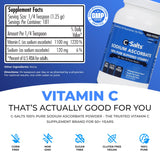 C-Salts Poudre d'ascorbate de sodium avec scoop et mélange dans une boisson.