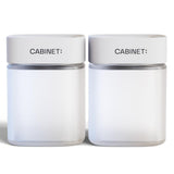 Cabinet: bouteilles vides grandes avec capuchons RX blancs pour ranger médicaments.