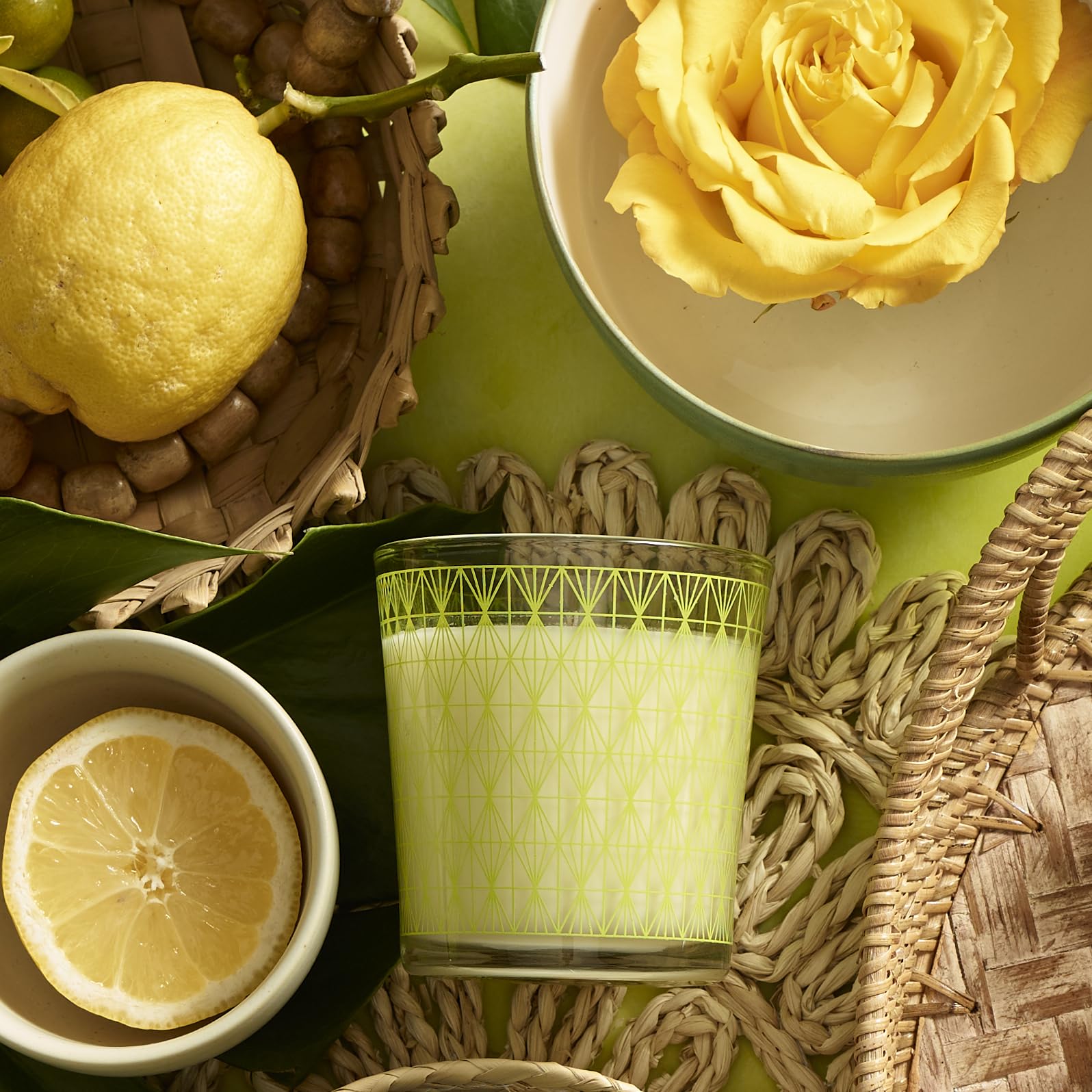 Flamme claire de la bougie Caldrea, ambiance chaleureuse et durable.