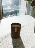 Pot noir élégant et discret qui s’intègre à différents styles d’intérieur.