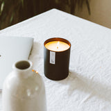 Ambiance salon avec la bougie Aspen & Fog pour des soirées confortables et élégantes.