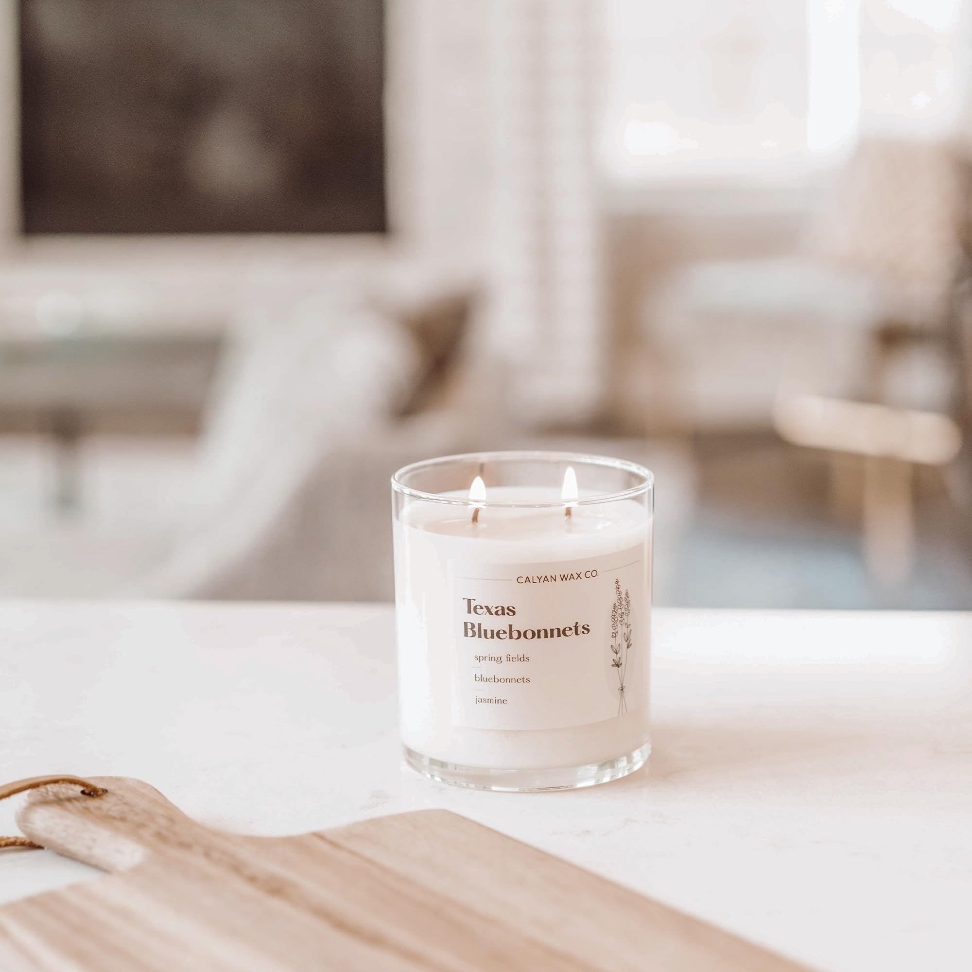 Calyan design epure, ambiance chic et moderne avec bougie.