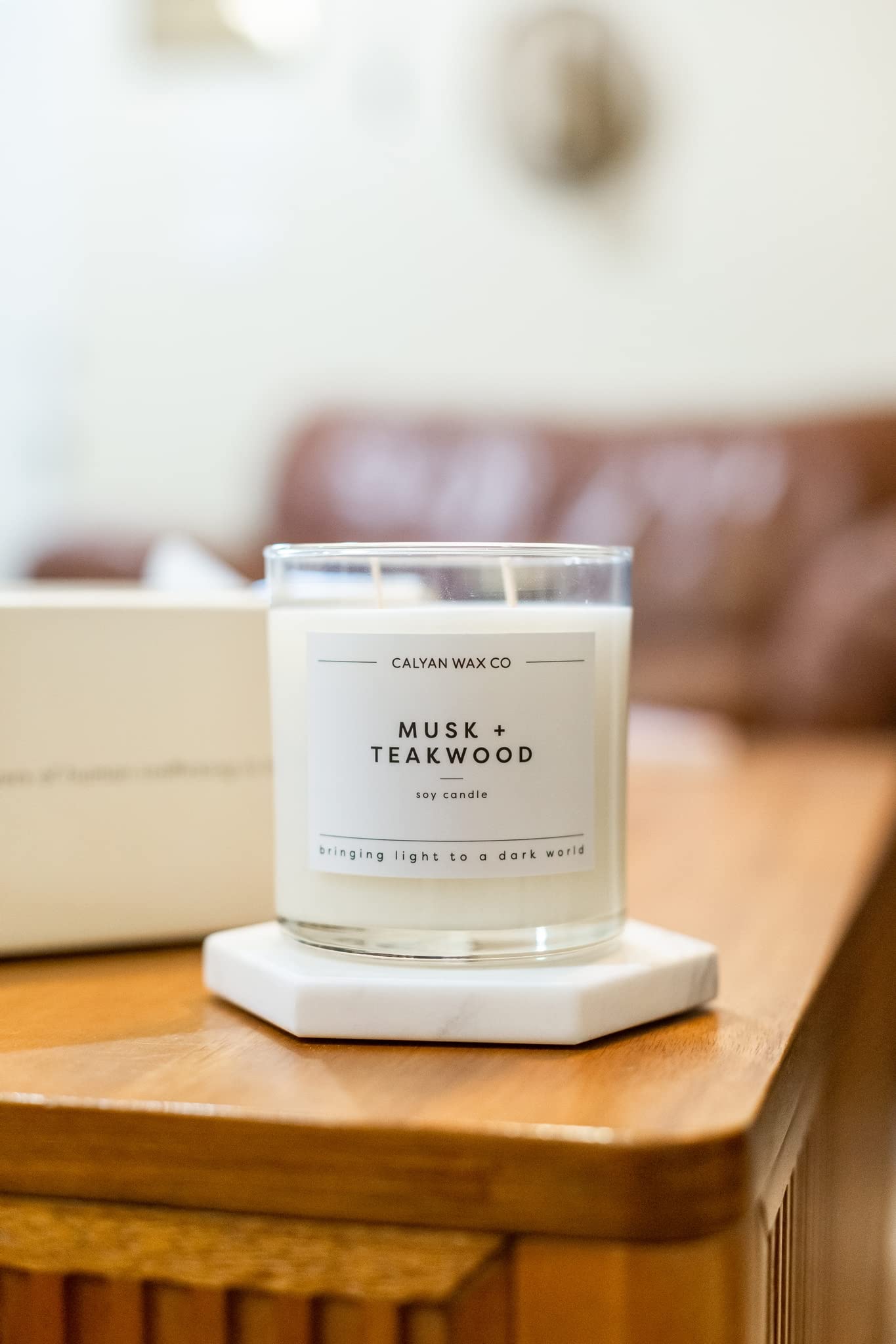 Calyan Musk Teakwood grande bougie idéale pour grands espaces.
