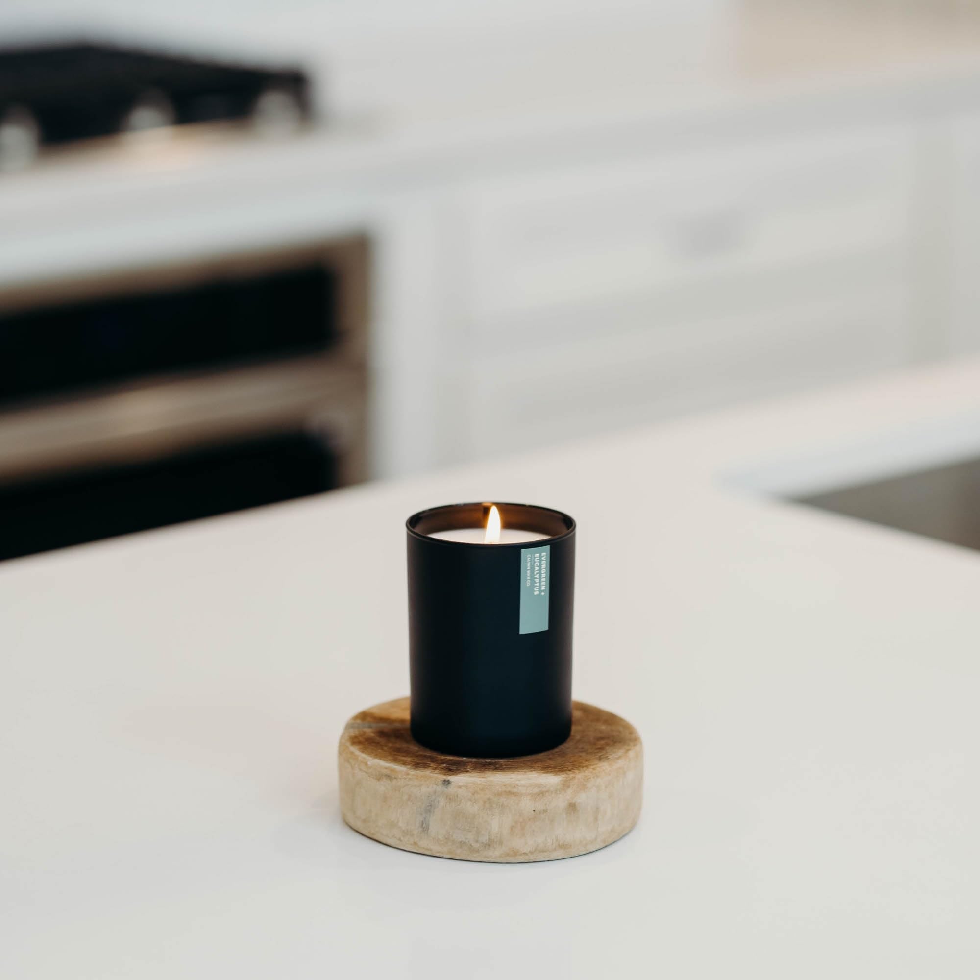 Calyan Wax Co. Ambiance contemporaine idéale dans le salon.