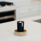 Calyan Wax Co. Ambiance contemporaine idéale dans le salon.