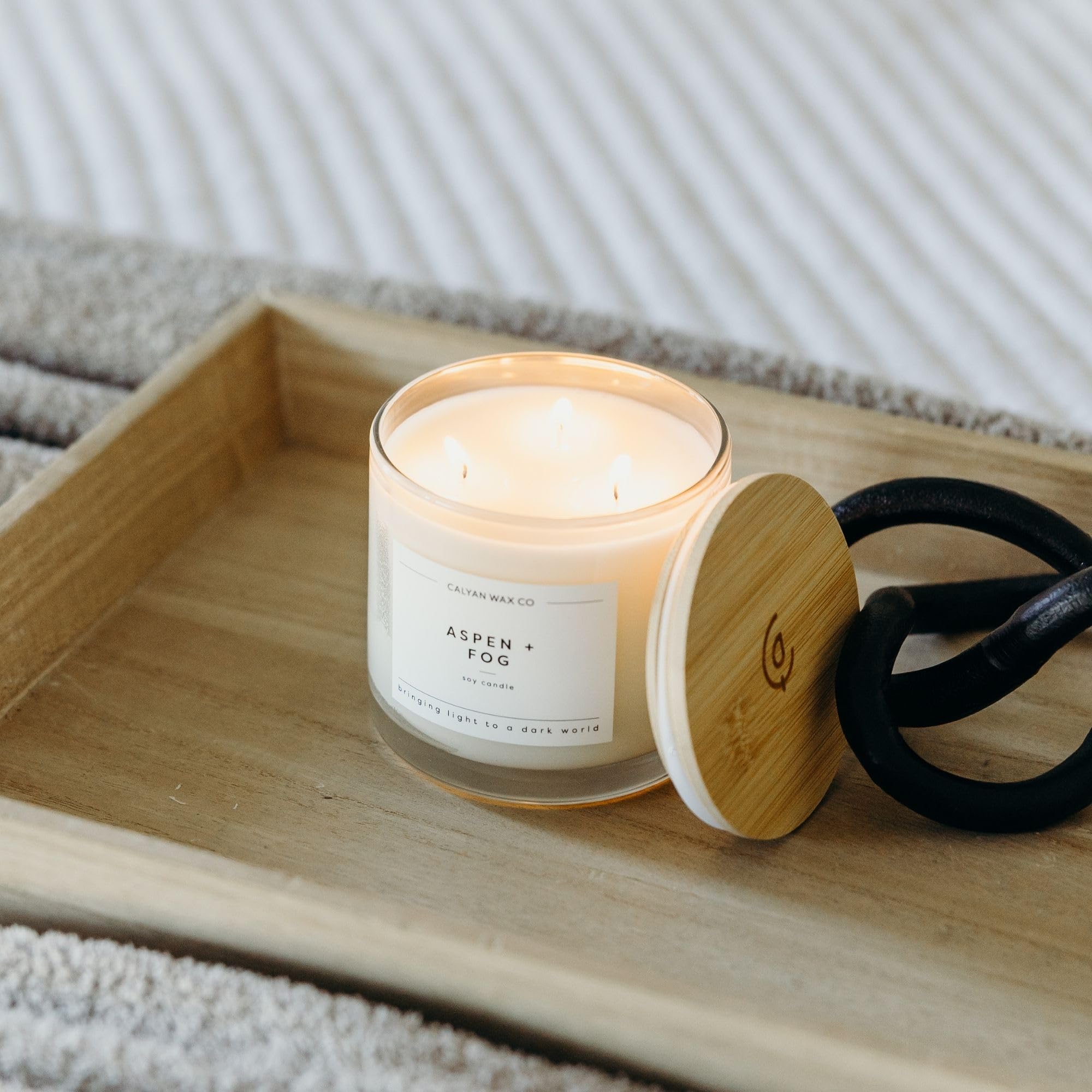 Ambiance luxueuse et non toxique créée par la bougie Calyan Wax Co