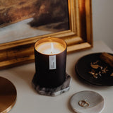 Ambiance chaleureuse dans le salon avec la bougie Calyan Wax Co.
