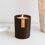 Calyan Wax Co. Notes vanille-santal-tabac créant une atmosphère chaleureuse.