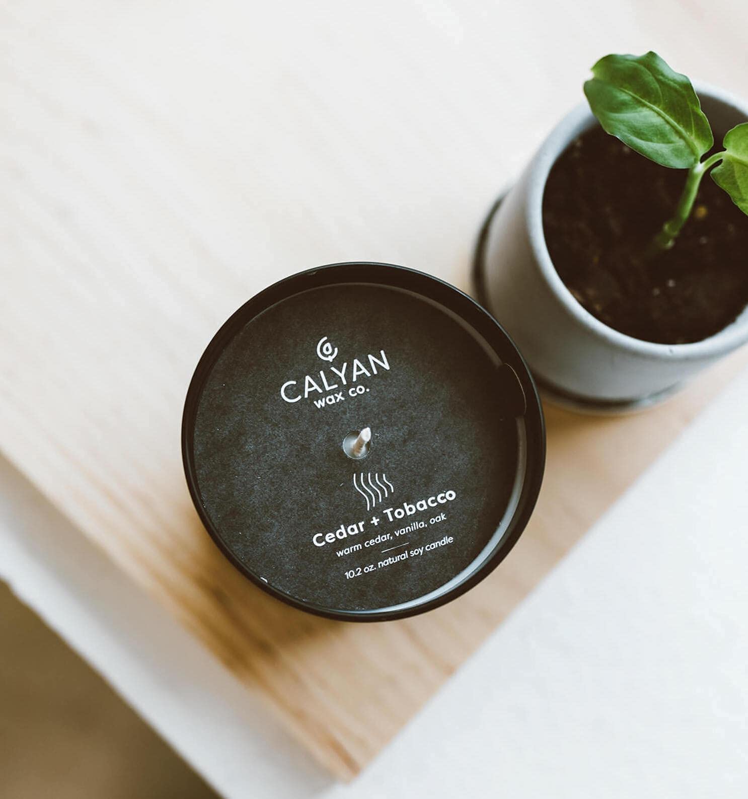 Calyan Wax Co. bougie cadeau responsable, parfait pour offrir.
