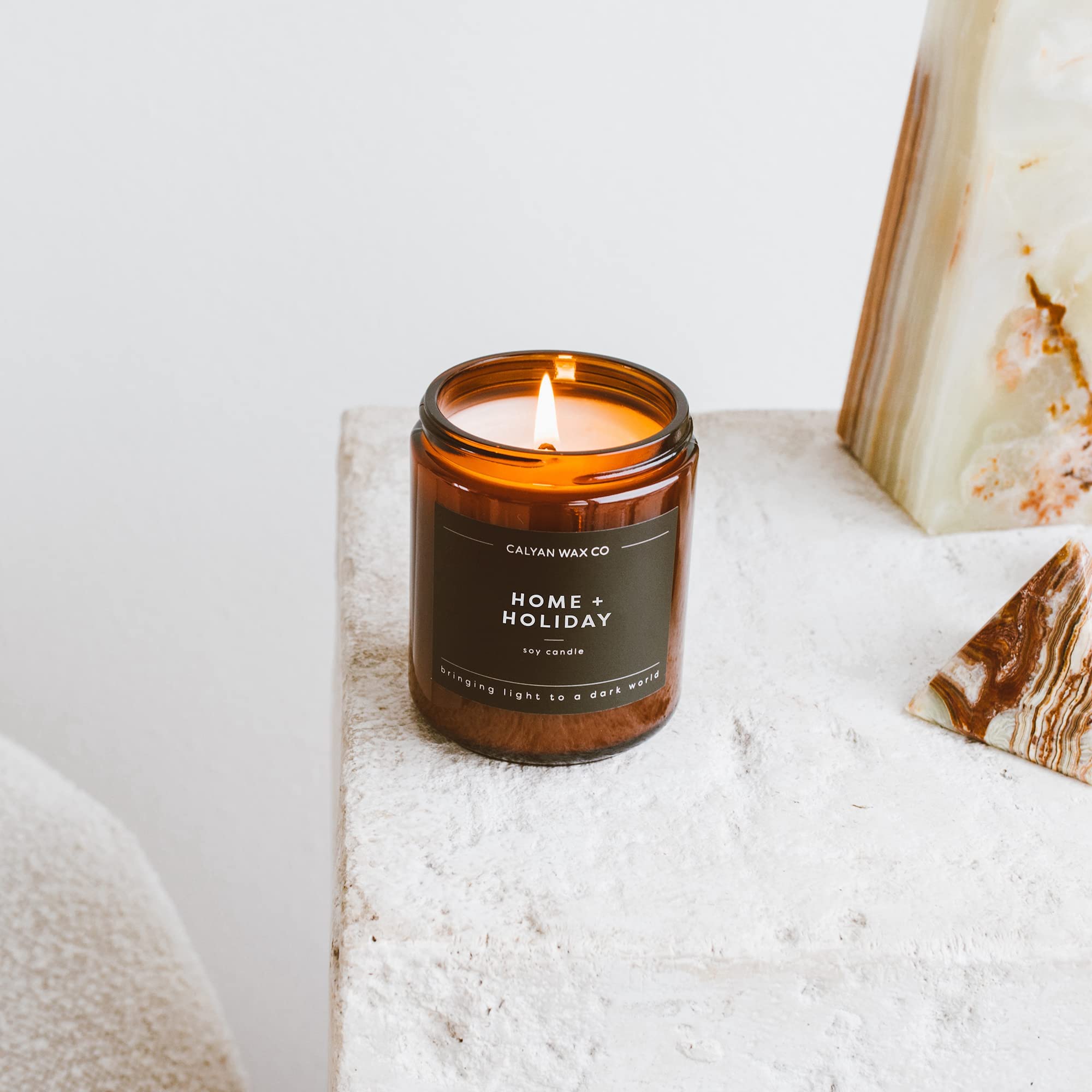 Calyan Wax Co. Jarre ambrée lumineuse, ambiance cosy.