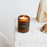 Calyan Wax Co. Jarre ambrée lumineuse, ambiance cosy.