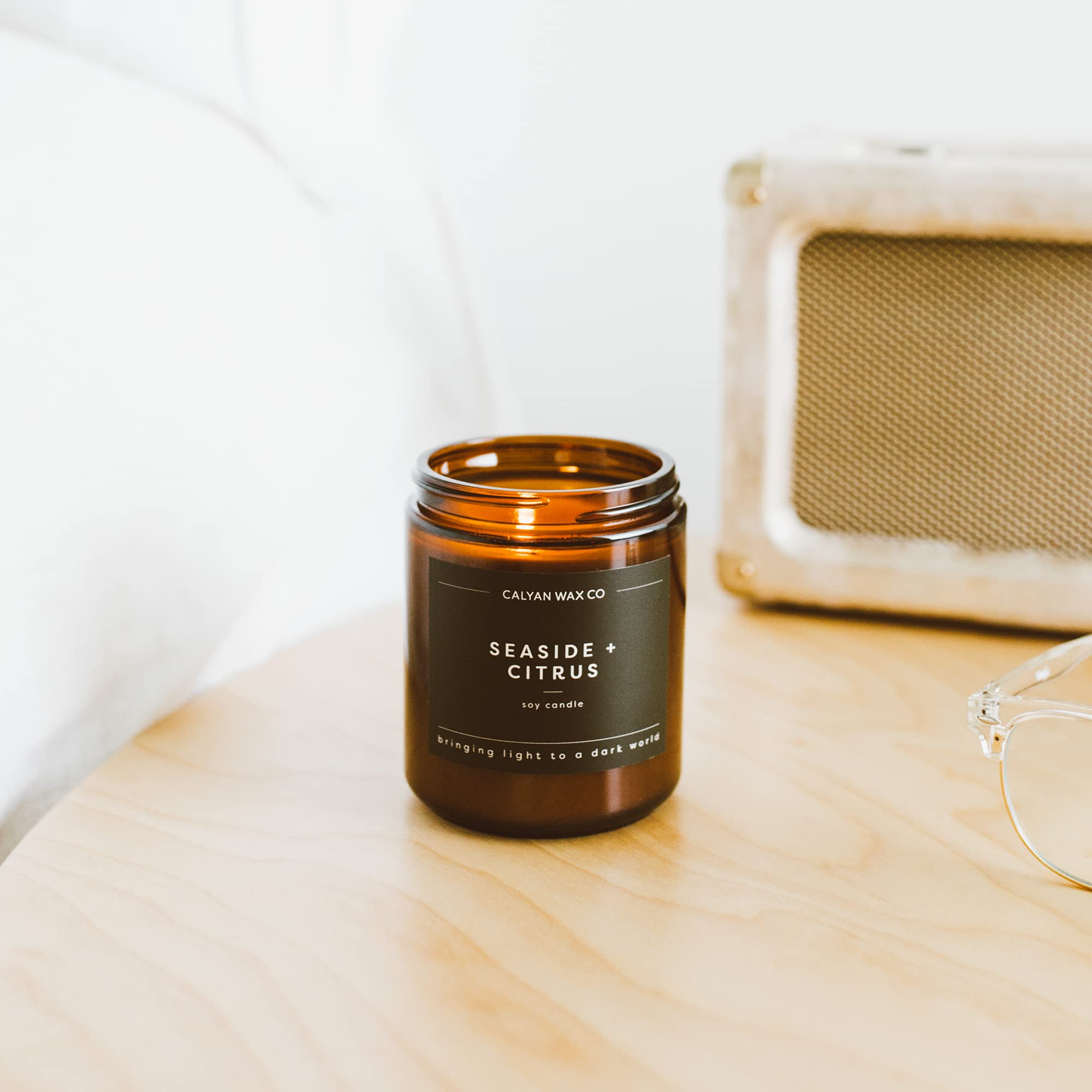 Calyan Wax Co. bougie jarre ambre; design chic pour intérieur.