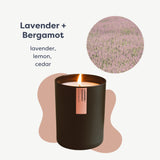 Bougie Calyan Wax Co. Lavande et Bergamote, ambiance salon chaleureuse.