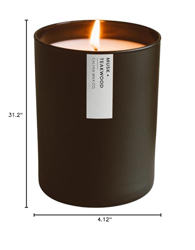 Bougie adaptée pour grandes chambres, présence parfumée durable.