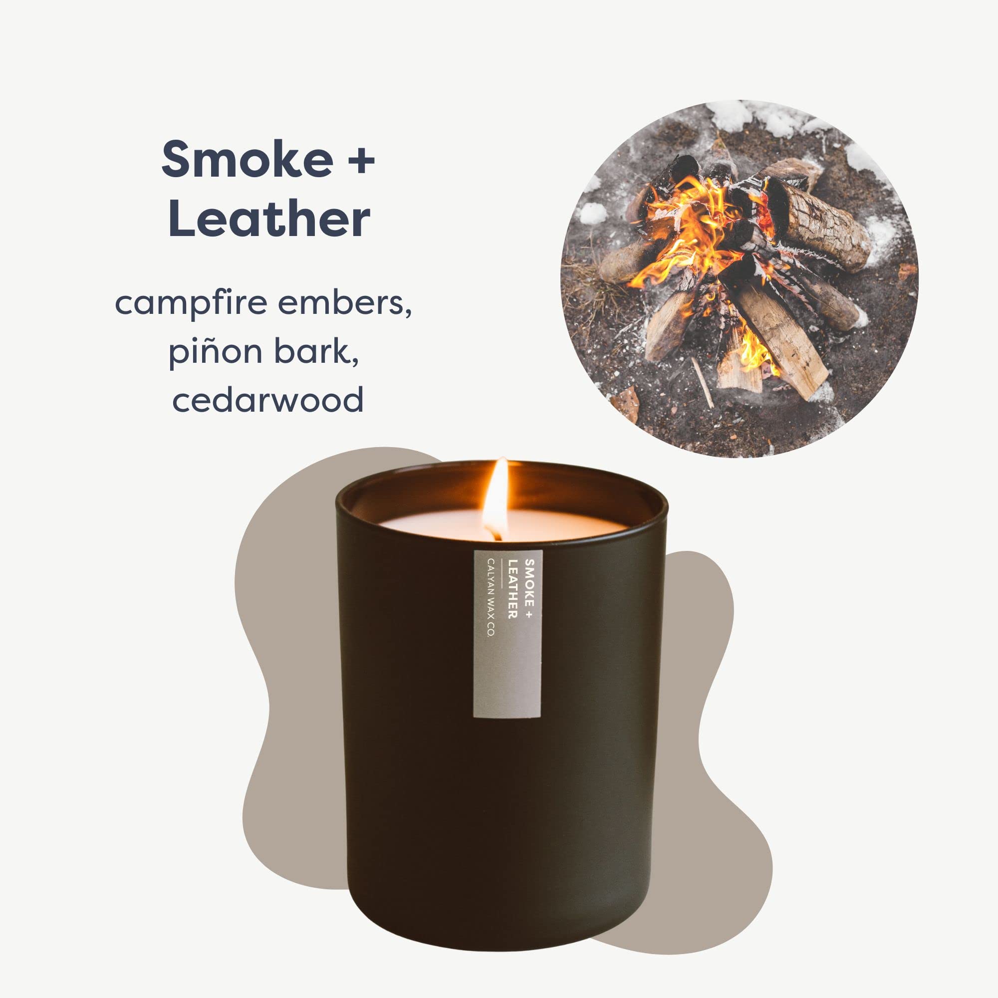 Gros plan sur la bougie noire dans le tumbler; braises chaudes et notes boisées pour soirée cosy.