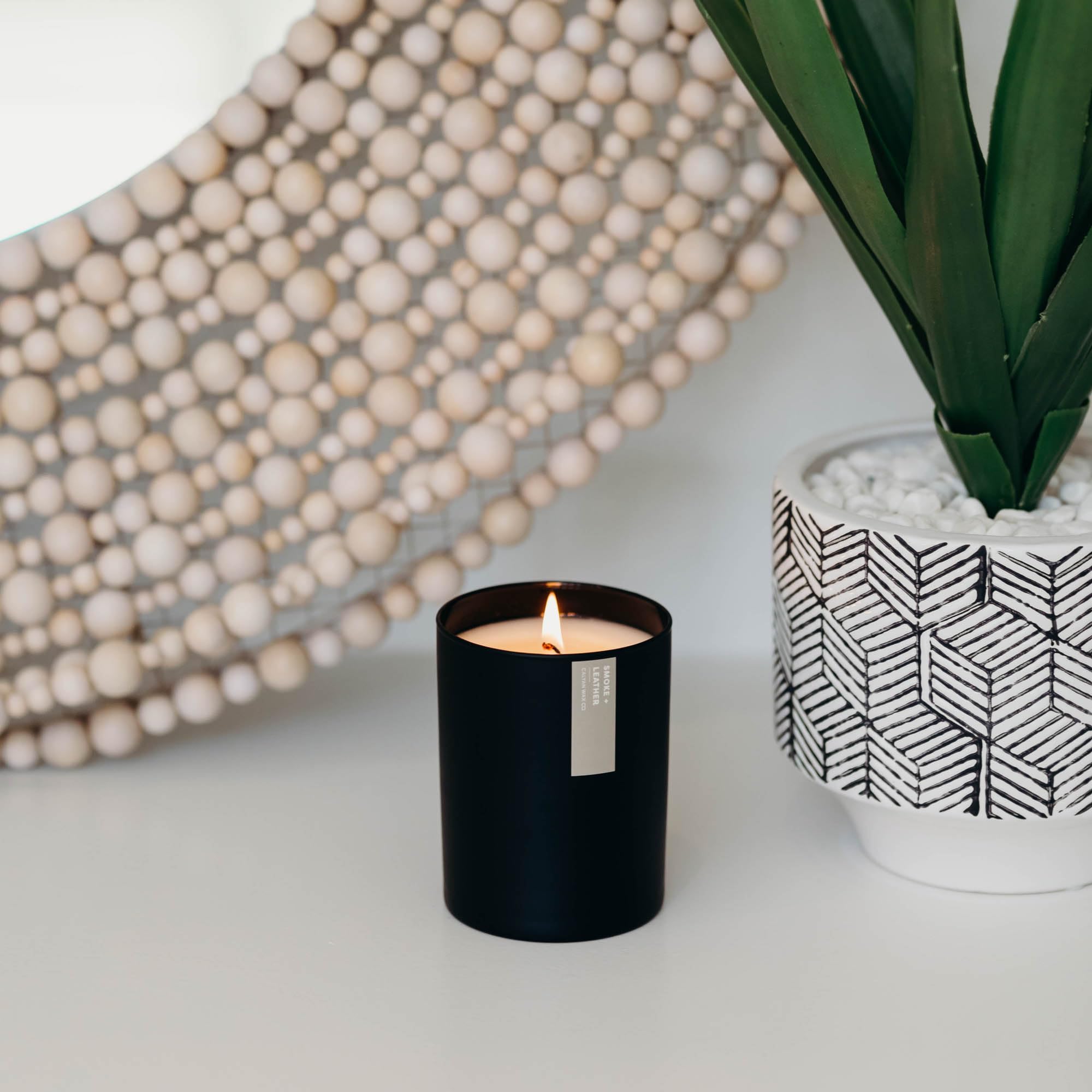 Idéal pour grande chambre: bougie dans tumbler noir pour ambiance durable.