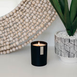 Idéal pour grande chambre: bougie dans tumbler noir pour ambiance durable.