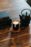 Bougie vegan sans cruauté dans un tumbler noir, design épuré et éthique.