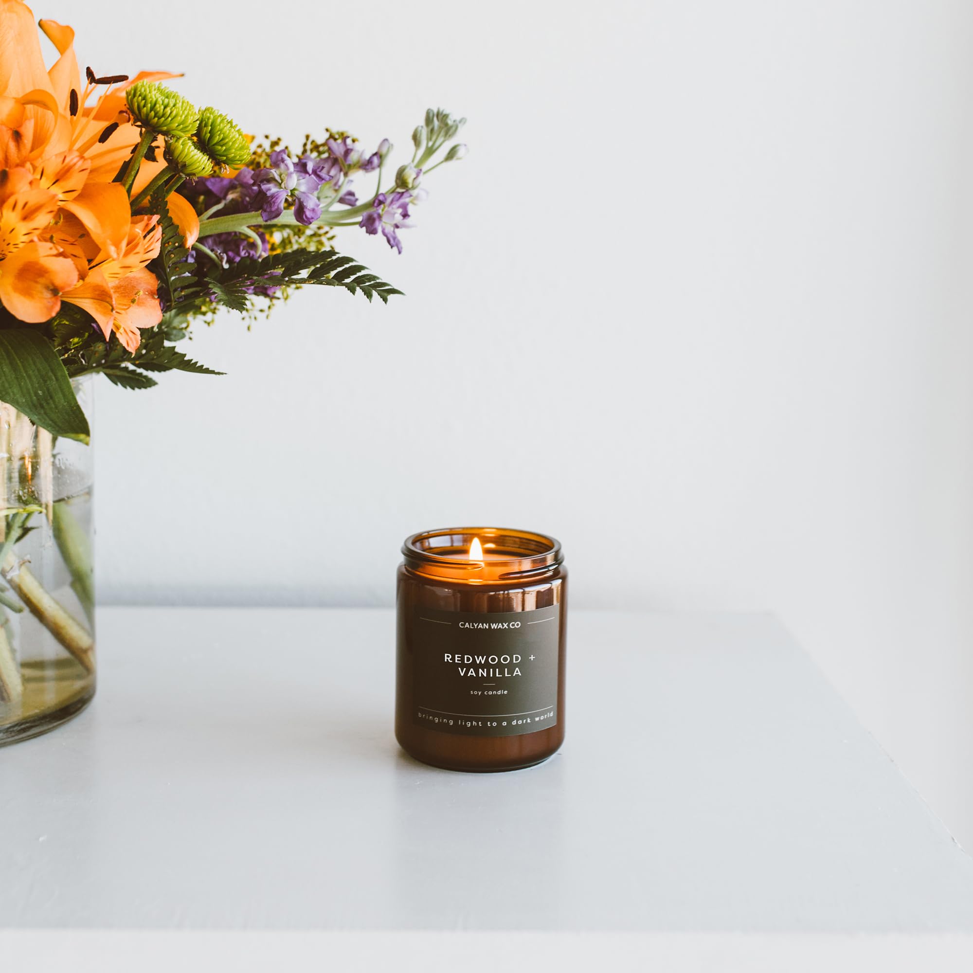 Calyan Wax Co. Bougie posée sur table, décoration premium.