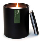 Bougie Calyan Wax Co. sapin et girofle pour ambiance chaleureuse.