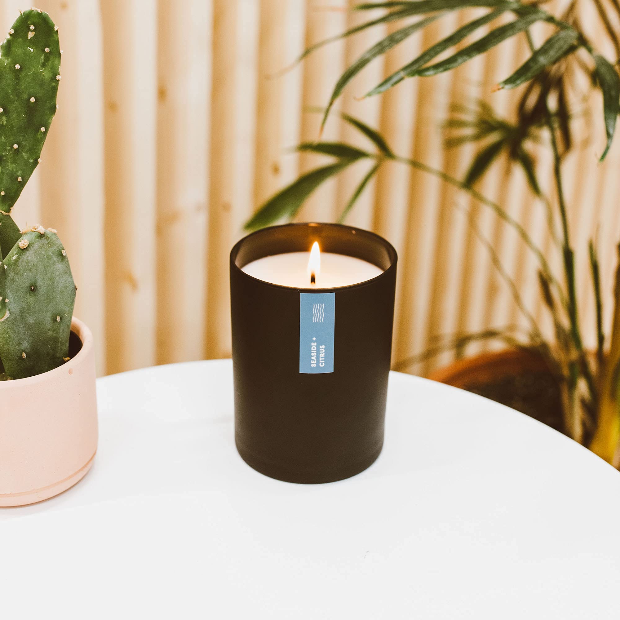 Bougie non toxique Calyan, Seaside & Citrus, verre noir mat pour chambre.