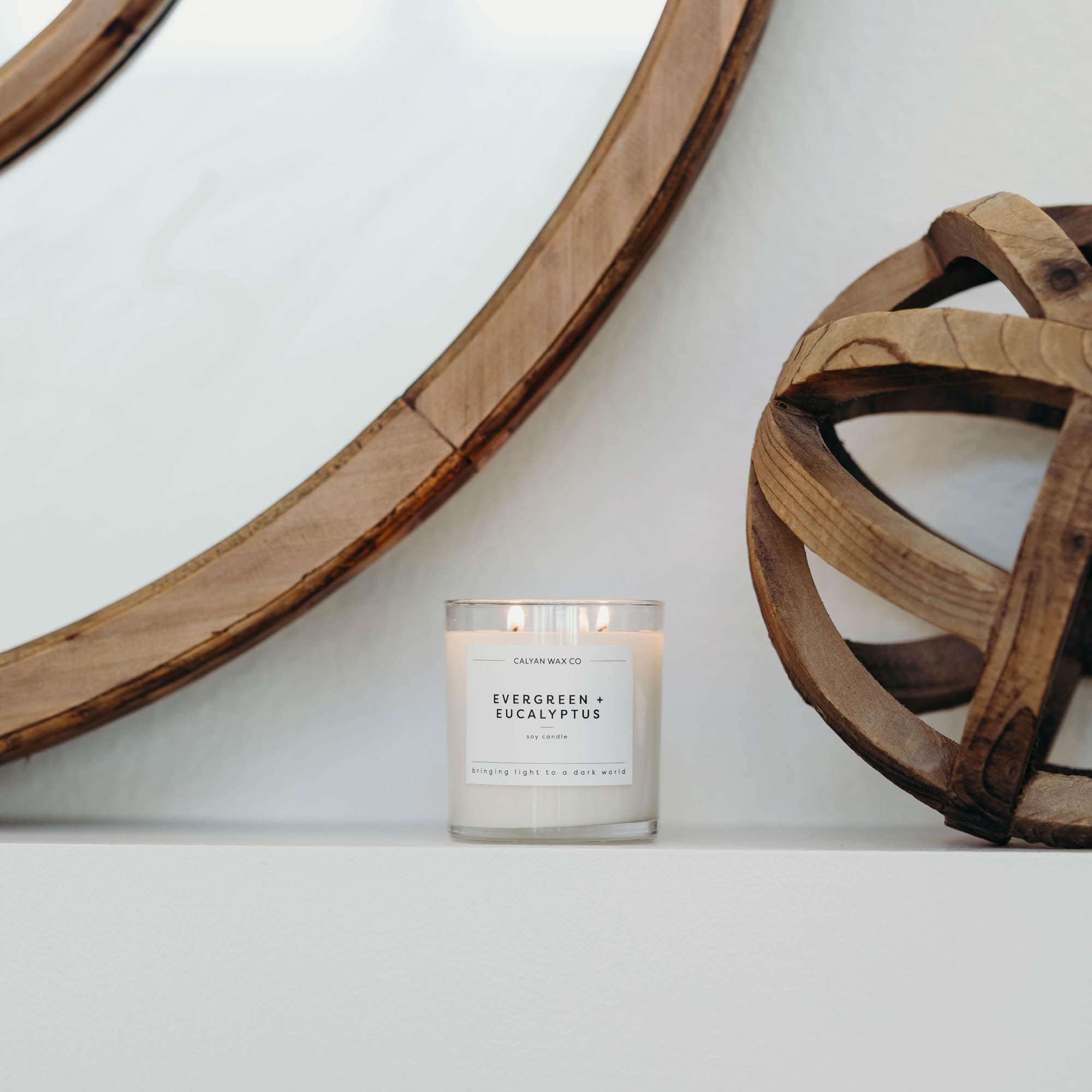 Sillage boisé cèdre et eucalyptus, parfum subtil Calyan Wax Co.
