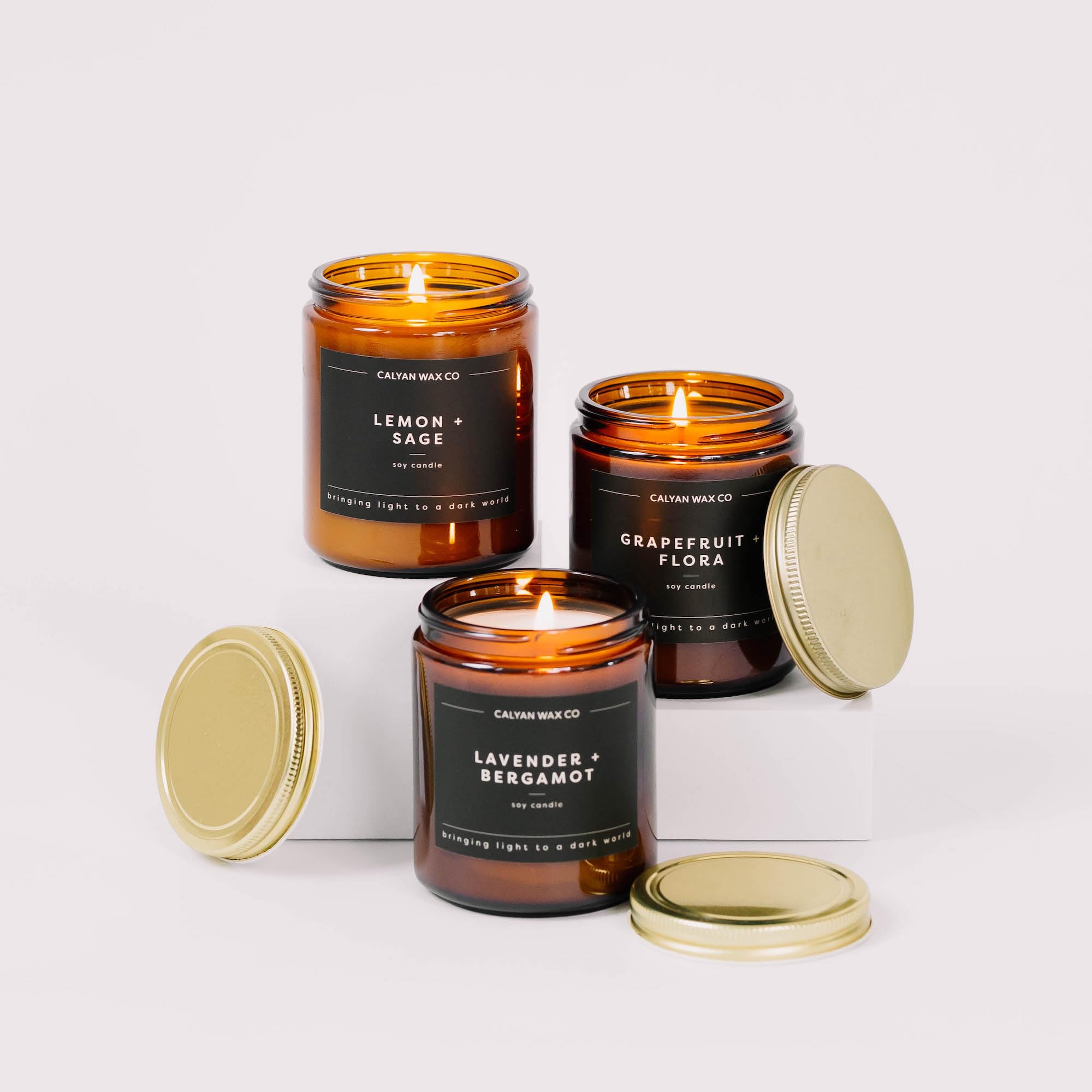 Pot ambré et flamme produisant une lumière apaisante et raffinée.