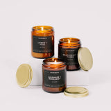 Pot ambré et flamme produisant une lumière apaisante et raffinée.