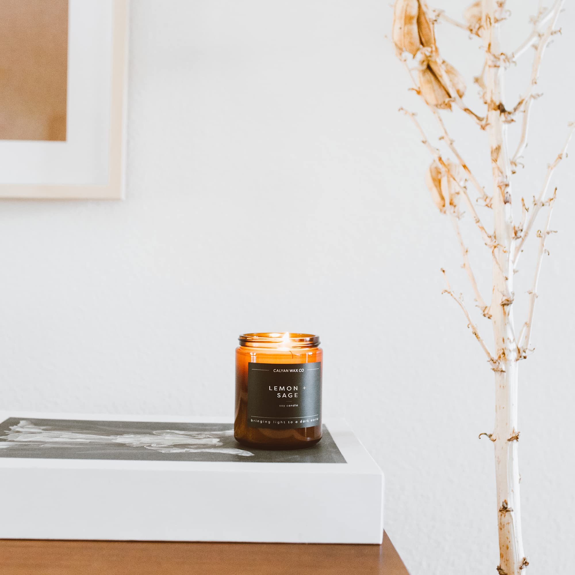 Bougie Calyan Wax Co. en verre ambré, élégant décor pour salon.