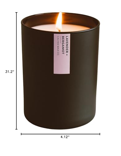 Verre noir Calyan Wax Co., bougie lavande bergamote, ambiance chaleureuse.
