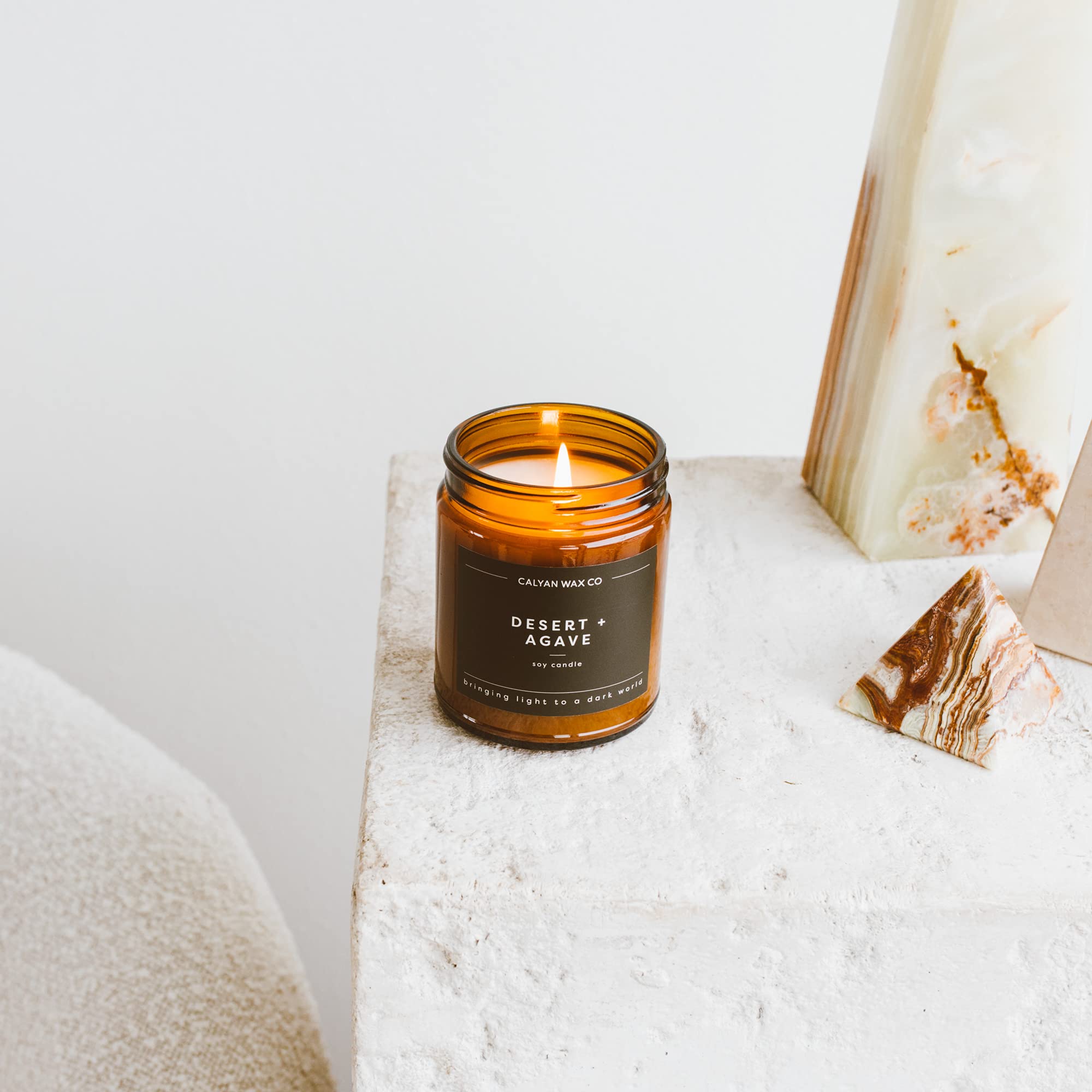 Calyan Wax Co Desert et Agave, bois de cèdre et pluie pour une ambiance nocturne.
