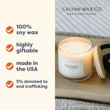 Flamme douce de la bougie Calyan Wax Co dans sa jarre verre