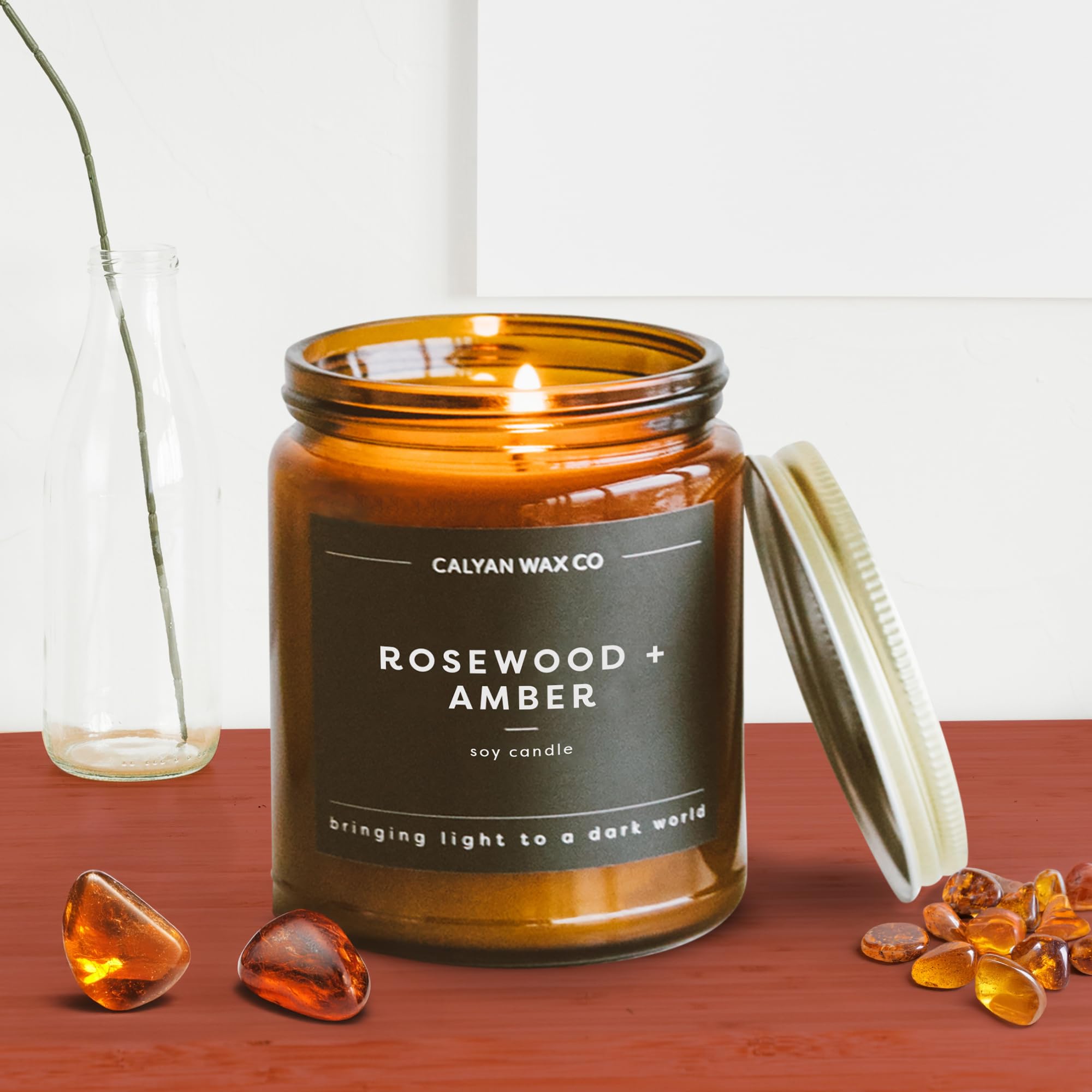 Calyan Wax Co. Rosewood & Amber: flamme stable et chaleur douce.