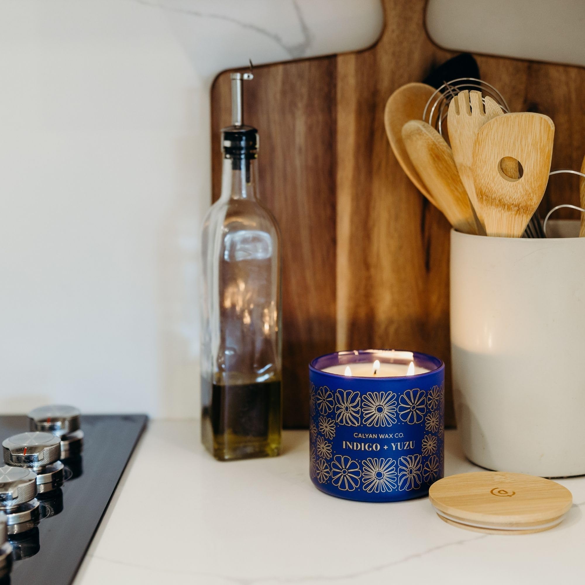 Calyan Wax Co. Grand verre Indigo Yuzu: présentation élégante.