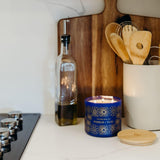 Calyan Wax Co. Grand verre Indigo Yuzu: présentation élégante.