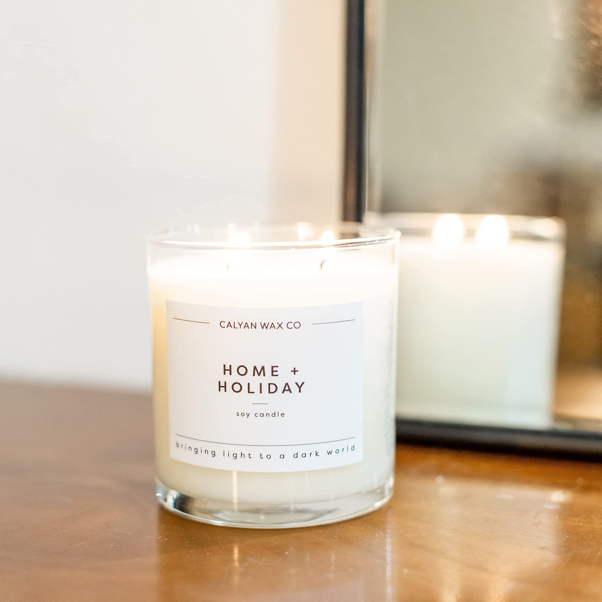 Calyan Wax Co Home & Holiday, ambiance-salon, crée une atmosphère luxueuse et pure.